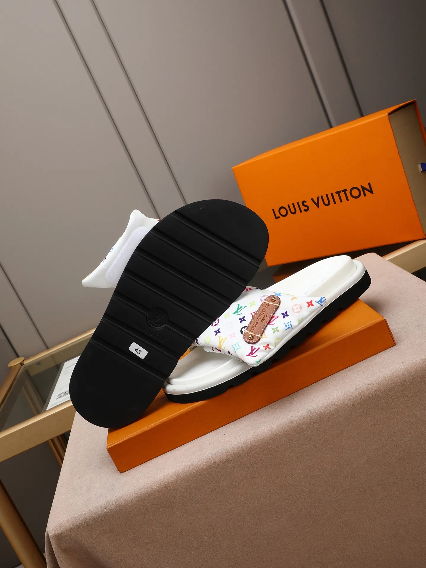 PP360 [LOUIS VUITTON] Louis Vuitton, LV printing, men's and women's slippers are on the market. The drawer box packaging comes with a cloth bag and a card. The upper pattern looks very soft and waxy, and it is a super versatile leg slimming tool. Fabric: imported denim/canvas/old fabric, LV hardware LOGO, official website pattern printing, comfortable to wear, feet: high-elastic PU water table. Sole: foam sole, heel height: about 5cm. Code number: 35-46, 35, 45, 46 are custom-made and non-returnable. Color: multiple colors and styles available.